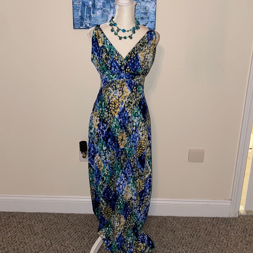 Multi color maxi dress. Vneck.High waist. Tie back